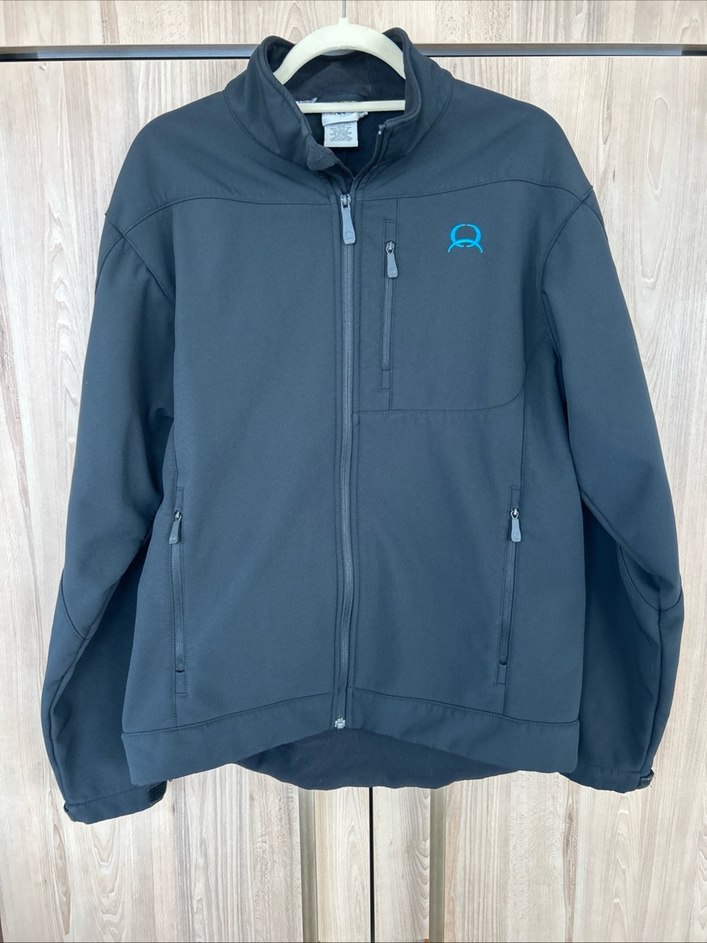 Cinch men’s Medium bonded soft shell jacket in black with embroidered CINCH logo